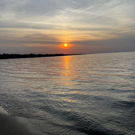 Wasaga Motel Inn Васага-Бич Экстерьер фото